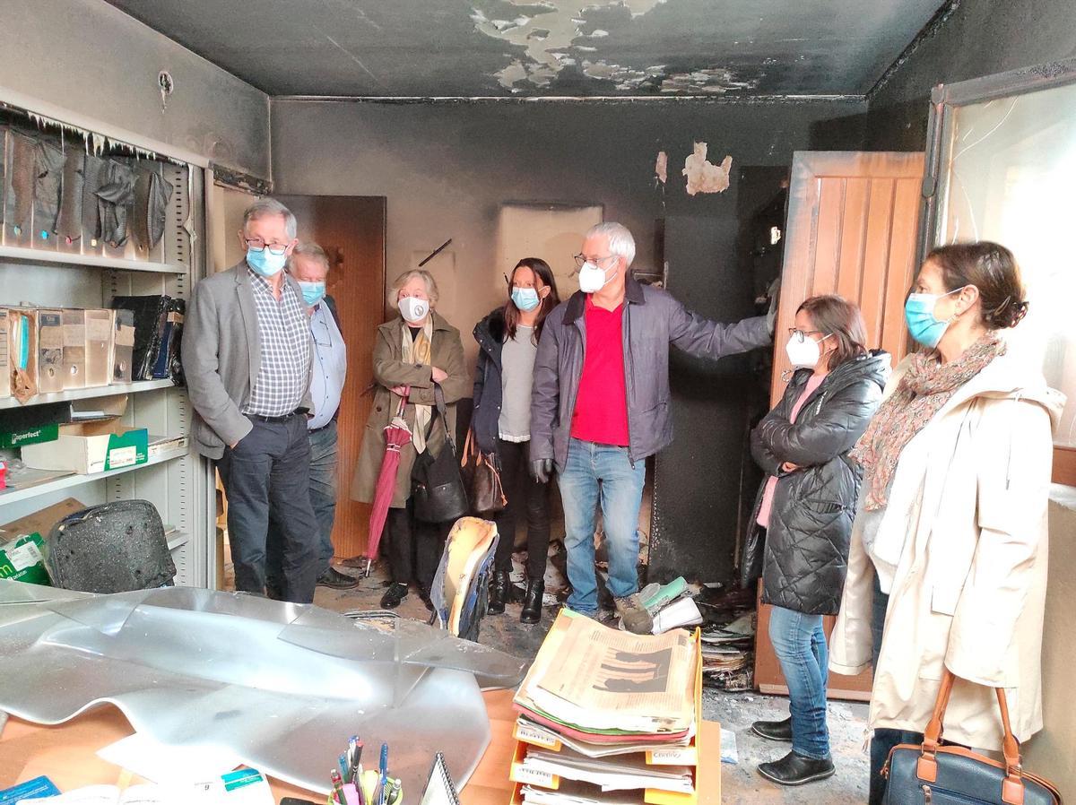 Sede de Vieiro incendiada na madrugada do pasado domingo. Foto: Concello de Carballo.