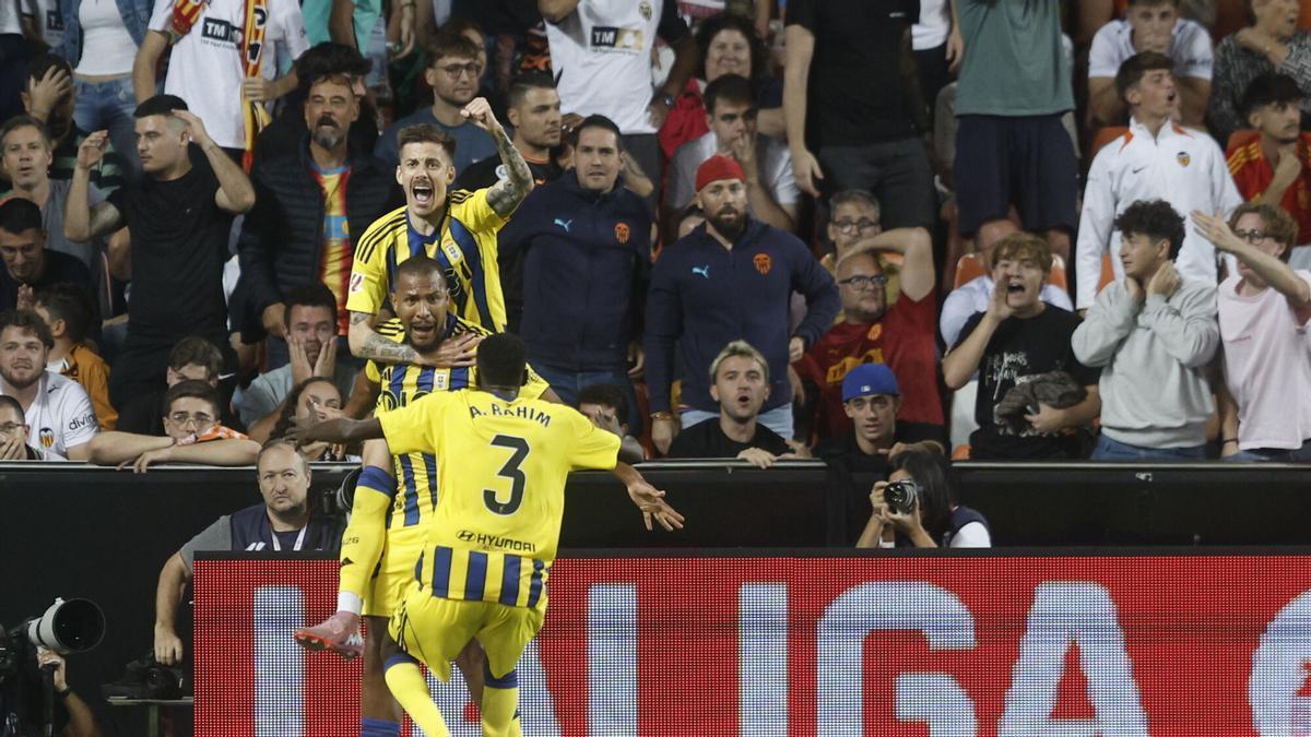 El delantero venezolano del Oviedo Salomón Rondón (c) celebra su gol, segundo del equipo asturiano ante el Valencia, durante el partido de LaLiga de fútbol que Valencia CF y Real Oviedo disputan este martes en el estadio de Mestalla. EFE/Kai Forsterling. (Oviedo) (Valencia)