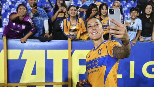Jenni Hermoso es fa fotografies amb aficionades del Tigres en la seva recent etapa en el conjunt mexicà.