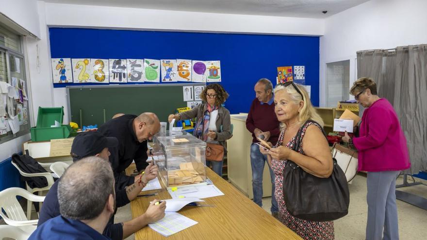 Ciudadanos se acercan  a un colegio electoral el pasado domingo en Torrevieja para votar.  | JOAQUÍN CARRIÓN