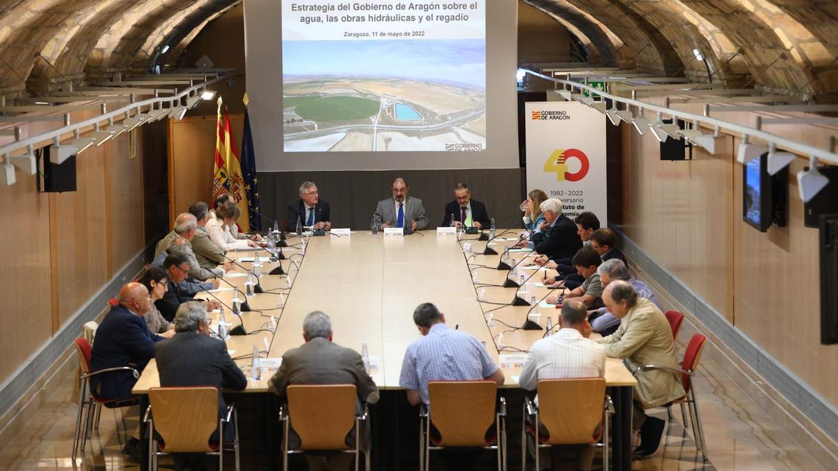 Reunión del presidente de Aragón, Javier Lambán, y el consejero de Agricultura, Joaquín Olona, con los representantes de los regantes.