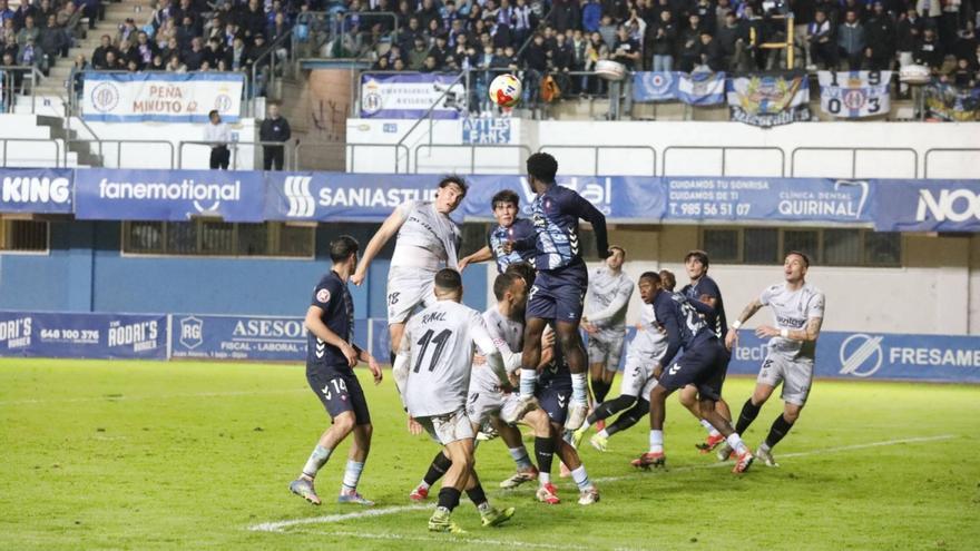 La defensa del Celta Fortuna saca el balón de su área en un ataque del Avilés durante el partido de ayer. |  La Nueva España