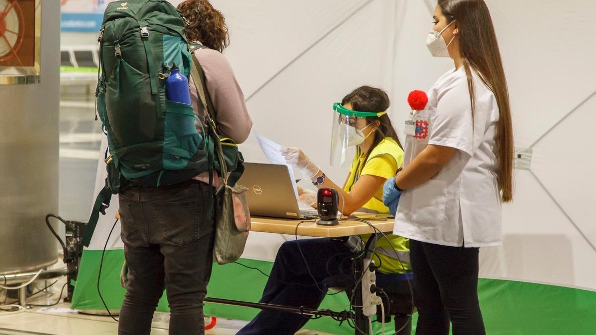 El personal del control COVID-19 revisando la acreditación de la prueba en un aeropuerto de Canarias