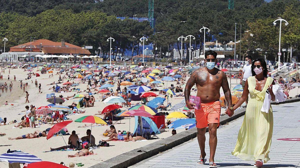 El arenal de Samil lucía abarrotado en el primer fin de semana de junio