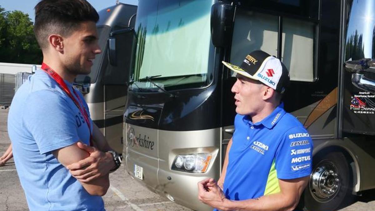 Bartra conversa con Aleix Espargaró en el Circuit