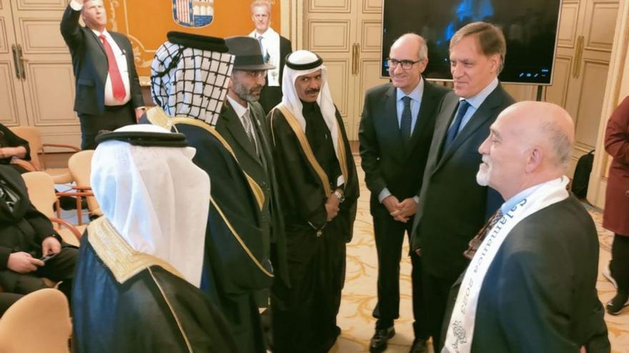 El alcalde Carlos García Carbayo, y el presidente de la Diputación, Javier Iglesias, con participantes en el Peace City World Congress el 27 de enero. | |  E. P.