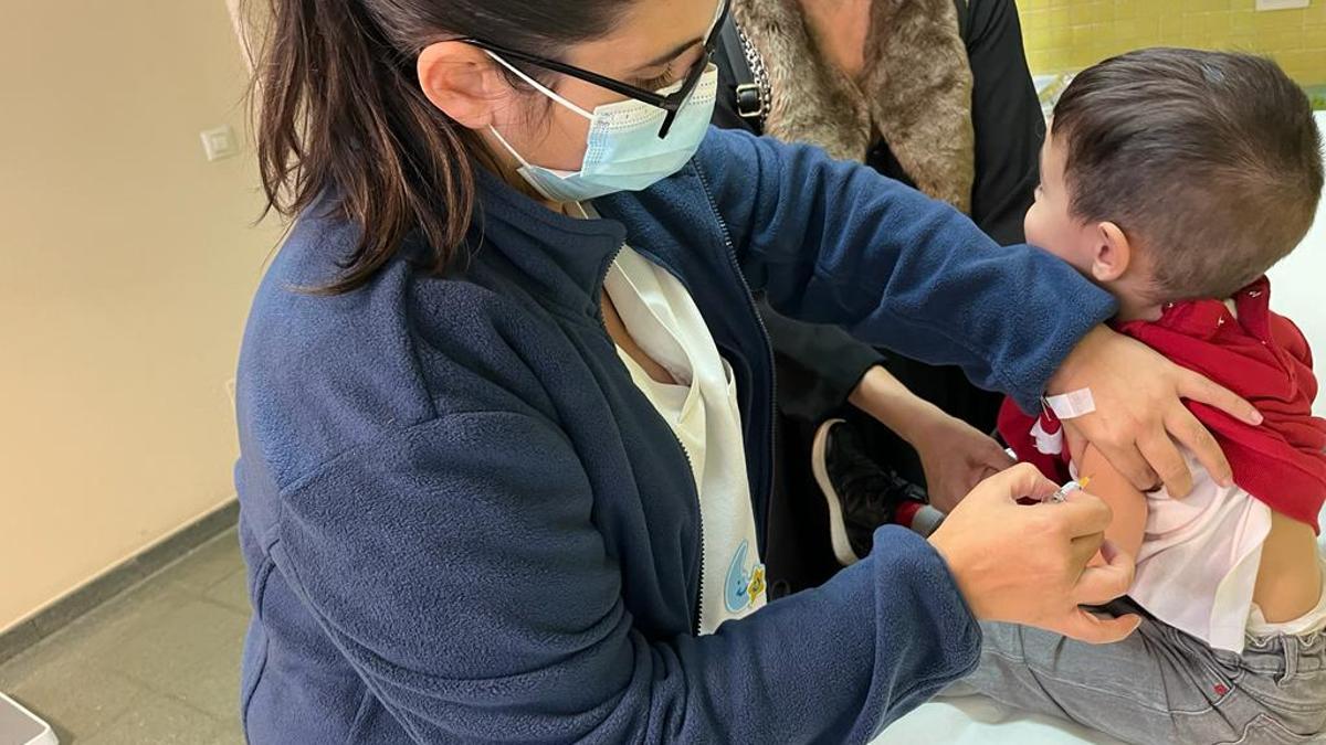 Un niño recibe una vacuna, en una imagen de recurso.