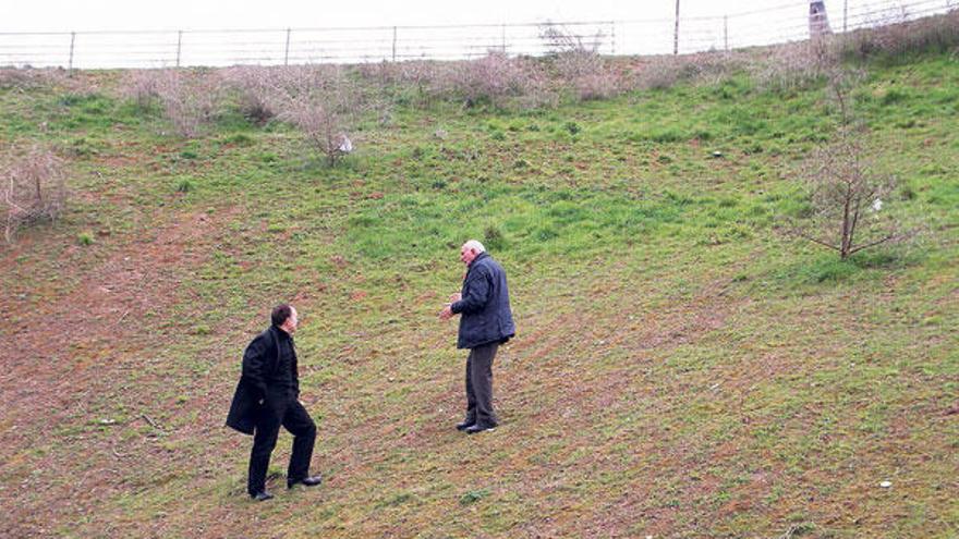 Crespo y González Bodaño en el talud donde se asentará el avión.  // Bernabé/Gutier