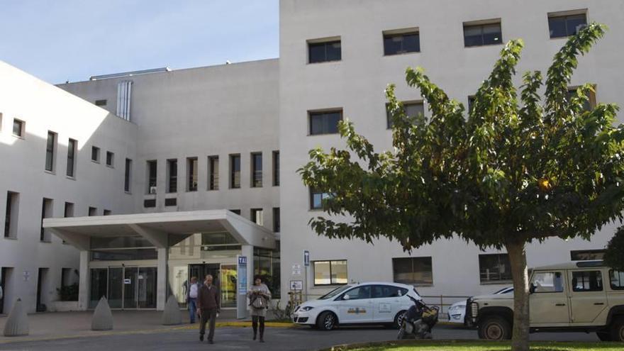 Hospital Can Misses de Eivissa, donde fue internada la víctima y se prendió fuego.