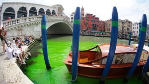Alerta en Venecia: el agua del Gran Canal se tiñe de verde