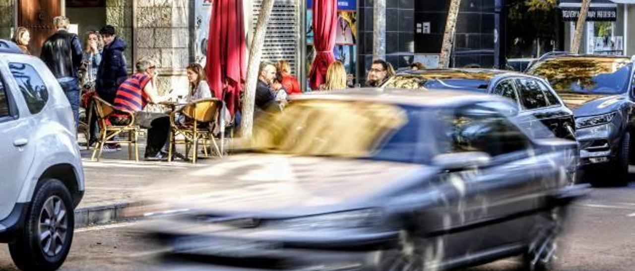 Un coche cruza la avenida Xavier Soler ante la terraza de uno de los bares que proliferan en esta zona de la ciudad.