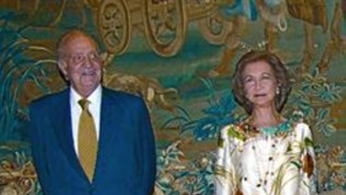 Juan Carlos, con una protección ortopédica en el pie izquierdo, y Sofía, ayer en el palacio de la Almudaina.