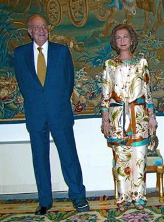 Juan Carlos, con una protección ortopédica en el pie izquierdo, y Sofía, ayer en el palacio de la Almudaina.