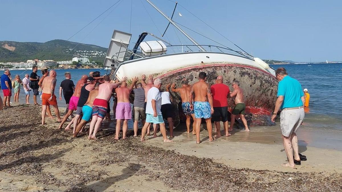 Decenas de voluntarios intentaron reflotar el velero el pasado martes, antes de que la Policía impidiese la operación