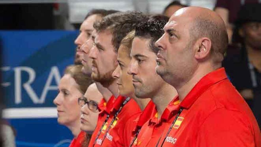 El equipo técnico de España, con la zamorana Susana Ferreras, escuchando el himno nacional.