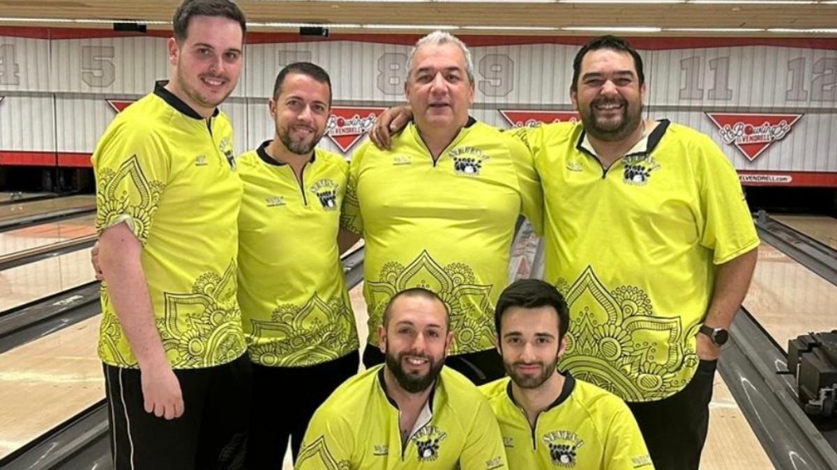 El Club Seven-3 de Sant Vicenç dels Horts, després d'assolir l’ascens a primera divisió de Lliga Catalana de bowling