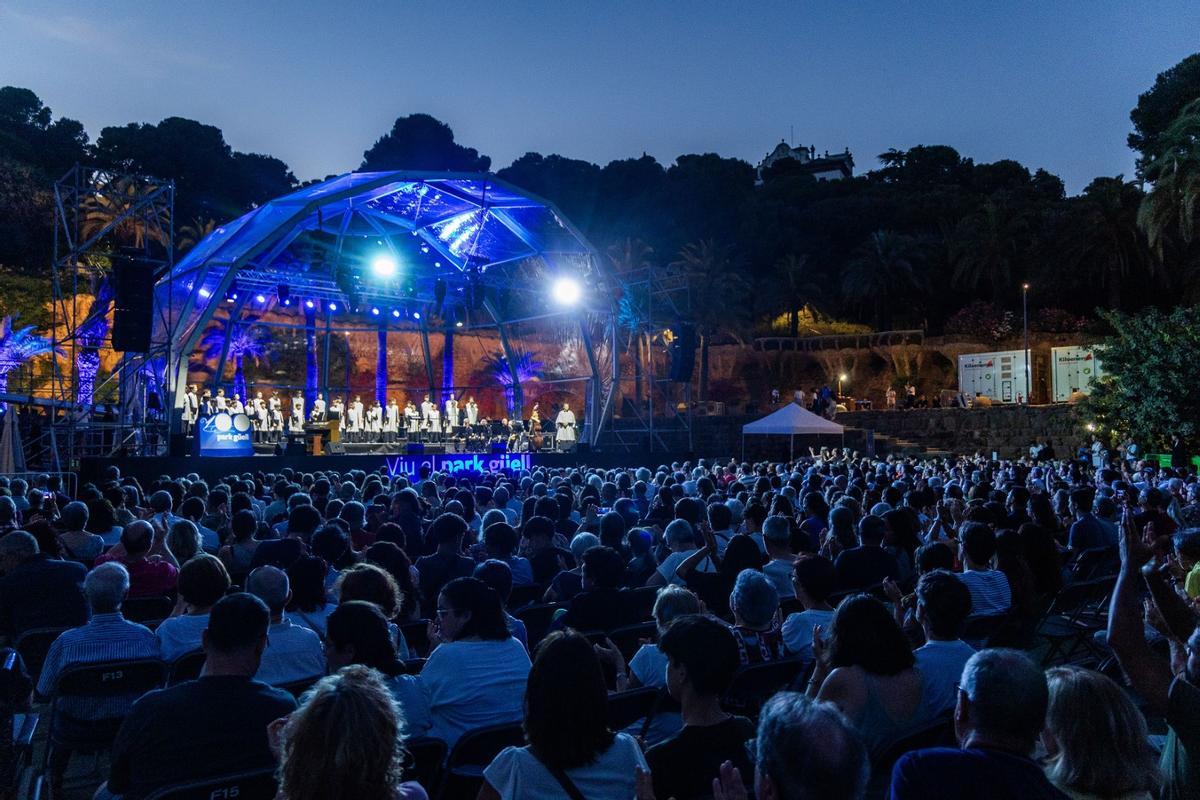 Imatge general del concert de l'Escolania al Parc Güell