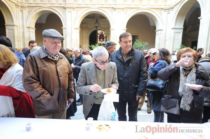 Reparto de boniatos en el Palacio Episcopal por San Fulgencio