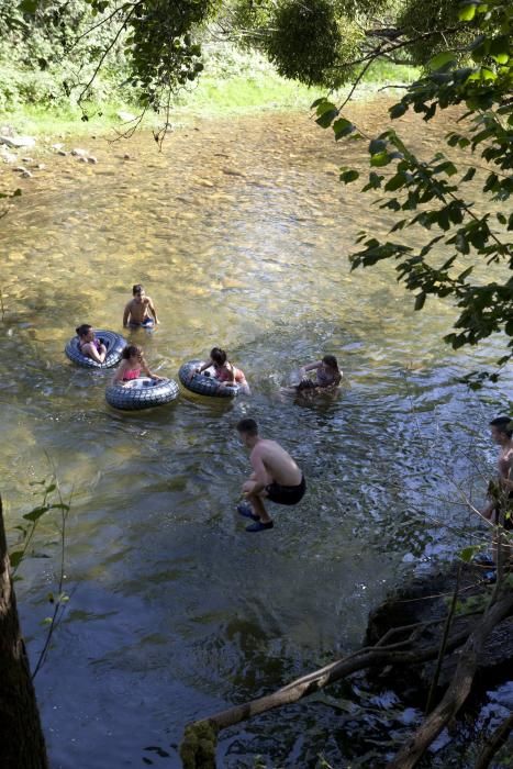 Bañistas en el río Nalón a su paso por Laviana.