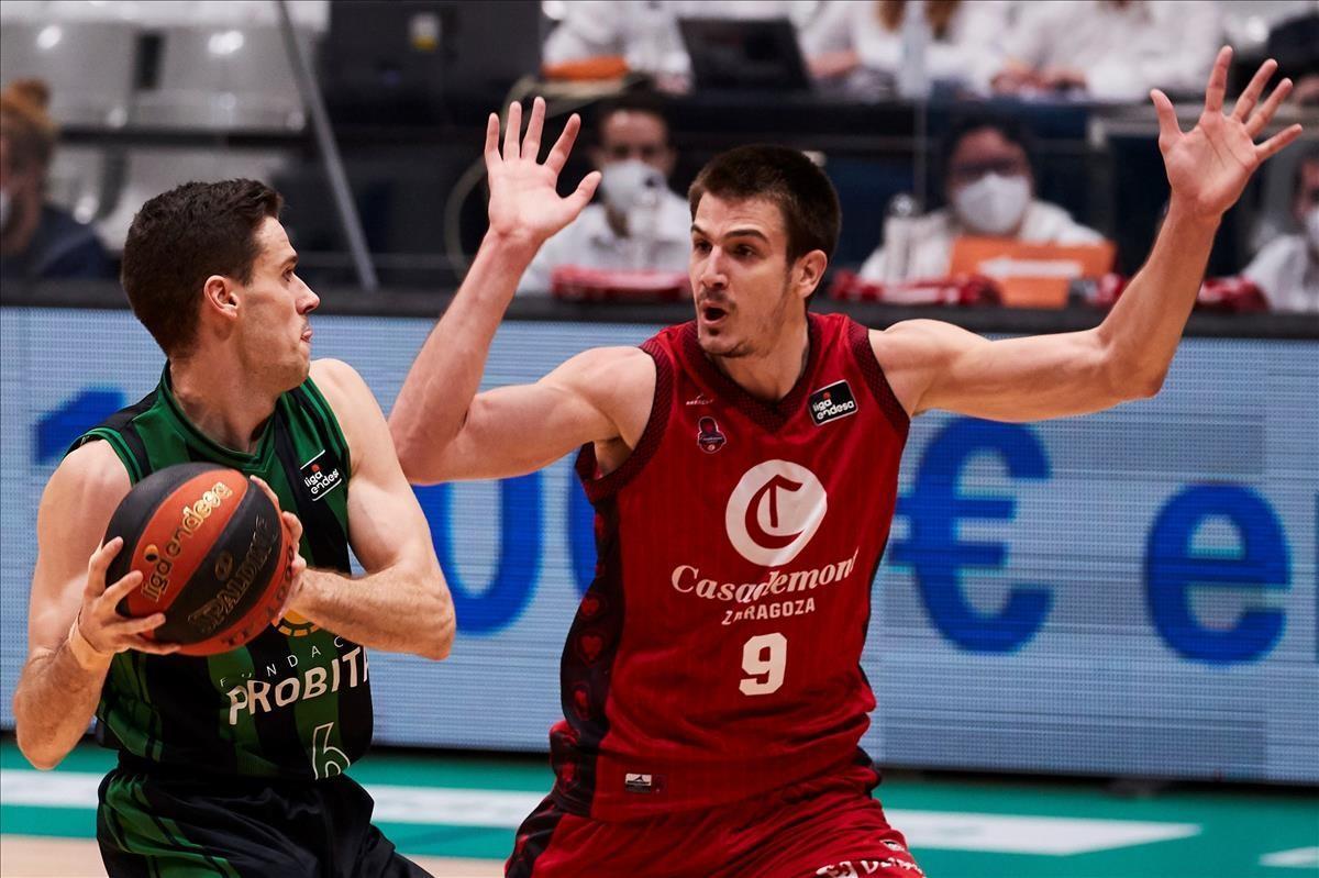 GRAF1027  BADALONA (BARCELONA)  05 12 2020 - El escolta del Joventut Lopez Arostegui (i) controla el balon presionado por Nicolas Brussino  de Casademont Zaragoza  durante el partido de liga ACB correspondiente a la 13 jornada jugado hoy sabado en el Pabellon olimpico de Badalona  EFE Alejandro Garcia