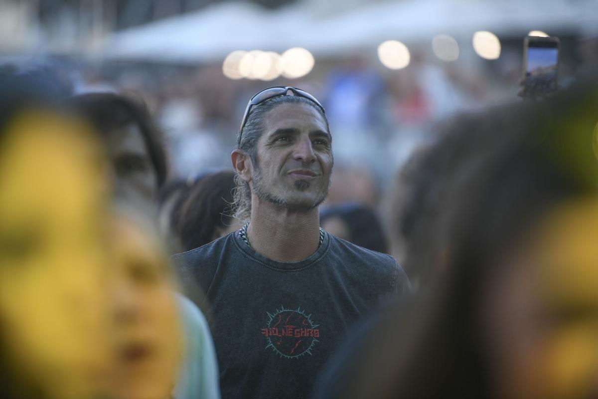 El dúo gallego formado por Anxela Baltar (guitarra y voz) y Violeta Mosquera (batería y voz) tomaron el escenario de la playa en la primera jornada del Festival Noroeste en Riazor. El dúo gallego formado por Anxela Baltar (guitarra y voz) y Violeta Mosquera (batería y voz) tomaron el escenario de la playa en la primera jornada del Festival Noroeste en Riazor.