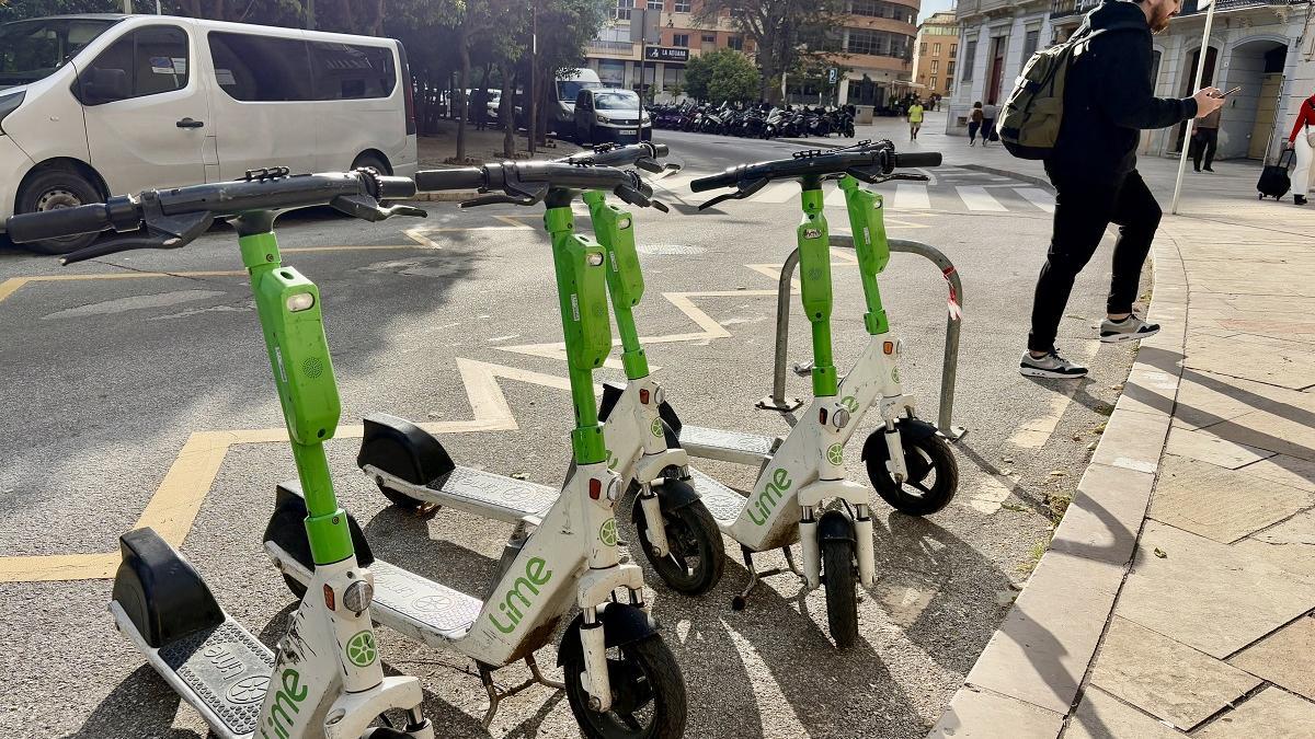 Un usuario recoge un patinete de alquiler en Málaga.