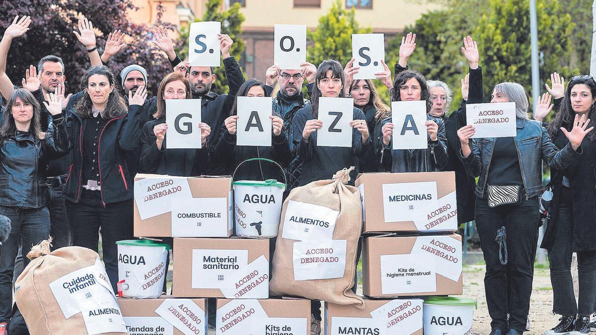 Miembros de varias ONG se concentraron ayer en el Jardín de Palestina, en Madrid, para reclamar que se garantice la ayuda humanitaria. Decenas de personas con carteles durante el acto en el que varias ONG piden garantizar el acceso humanitario a la Franja de Gaza, en el Jardín de Palestina, a 5 de abril de 2024, en Madrid (España). Después del bombardeo que mató, el pasado 2 de abril a siete miembros de la ONG del chef José Andrés, más de 200 cooperantes han fallecido como consecuencia de los bombardeos de Israel a Gaza. Tras los últimos hechos, la organización World Central Kitchen junto a Open Arms han suspendido temporalmente la entrega de alimentos a los refugiados gazatíes. 05 ABRIL 2024