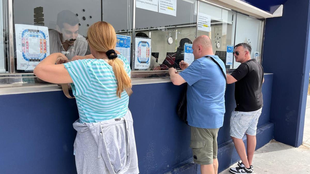 Aficionados comprando entradas en La Rosaleda.