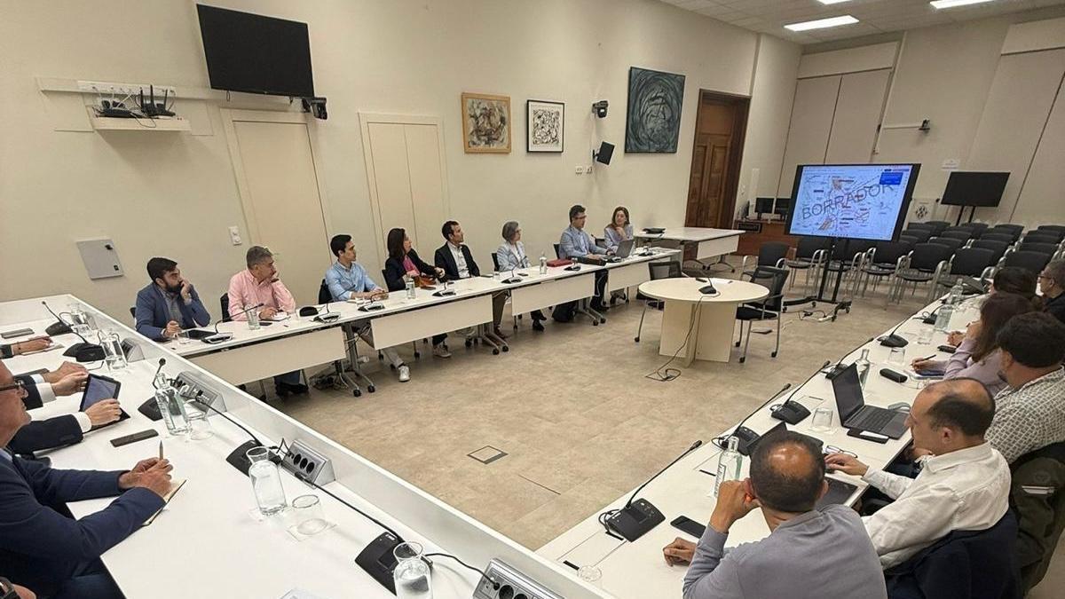 Un moment de la reunió de treball celebrada a l'Ajuntament de Figueres