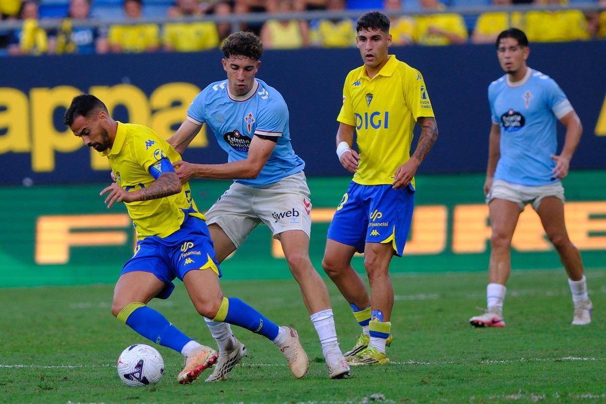 Burcio sujeta a un rival durante el partido.