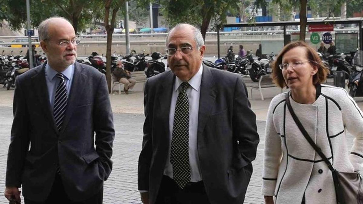 El 'exconseller' Joaquim Nadal, flanqueado por los 'exconsellers' Antoni Castells y Montserrat Tura, este viernes en la Ciutat de la Justícia de Barcelona.