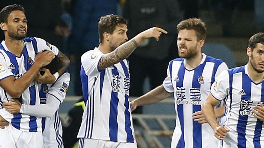 Los jugadores de la Real celebran un gol.