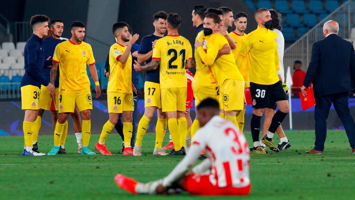 Los jugadores del Girona celebran su pase ante el Almería.