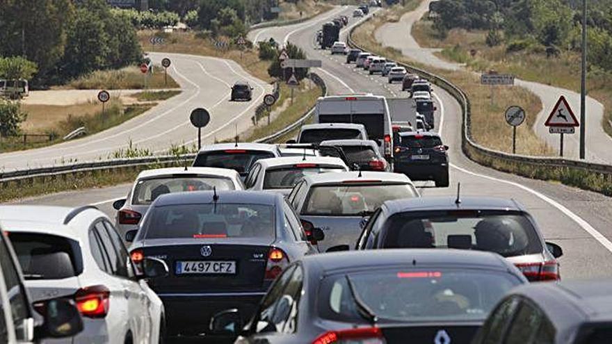 Les llargues cues que es van generar ahir a la pujada de la costa de l&#039;Alou al seu pas per Llagostera.