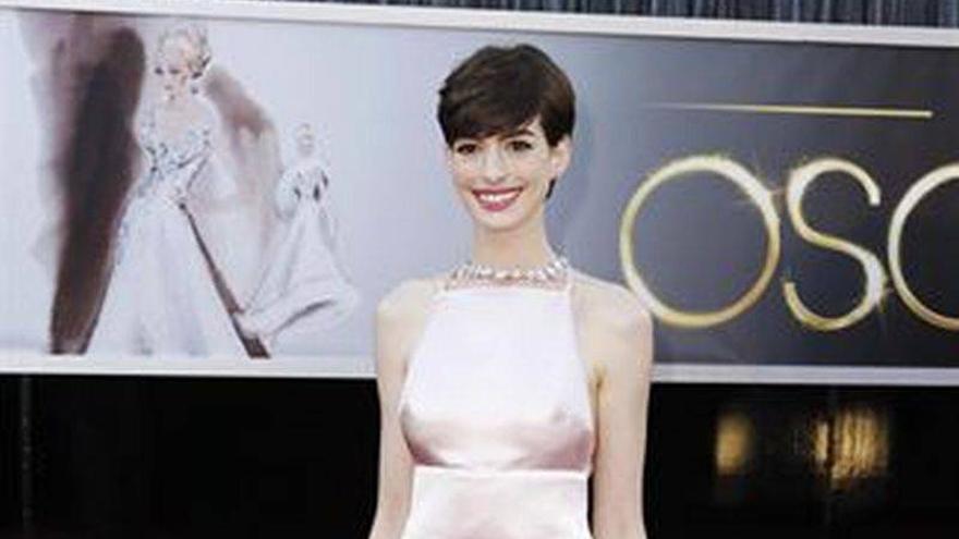 Anne Hathaway se disculpa por el vestido que llevó en los Premios Oscar