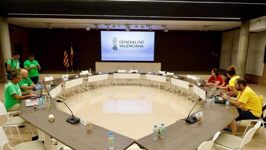 STEPV, CCOO y UGT se encierran en la conselleria a la espera de una respuesta y denuncian cargas policiales en los manifestantes