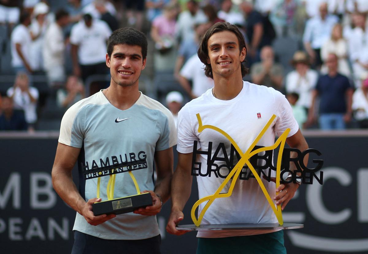 Carlos Alcaraz y Lorenzo Musetti, en la final del pasado año que les enfrentó en Hamburgo