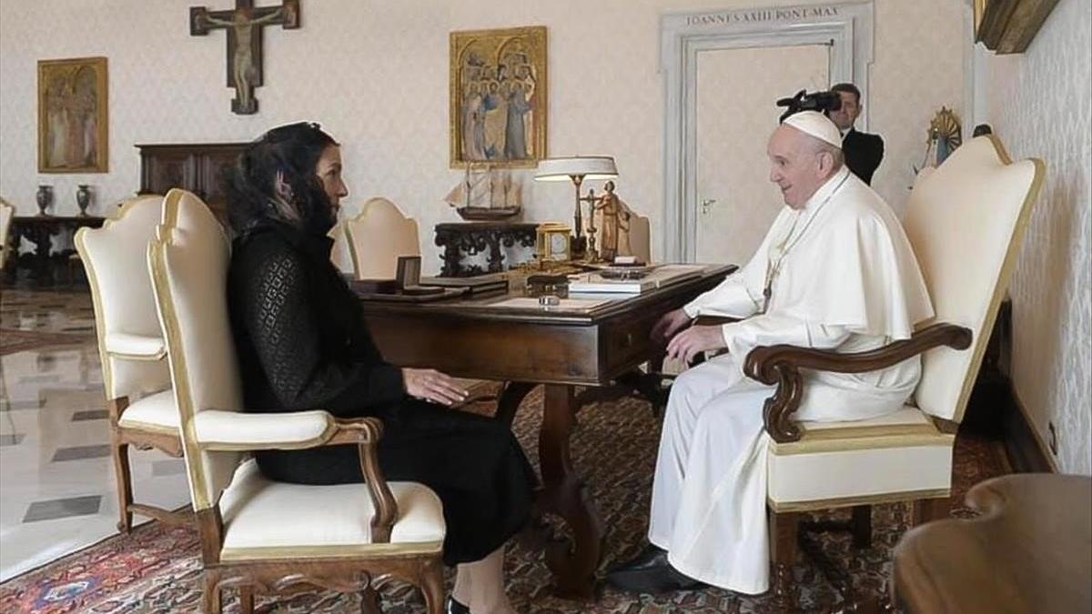 La esposa del presidente de México, Beatriz Gutiérrez Müller, en su encuentro con el Papa.