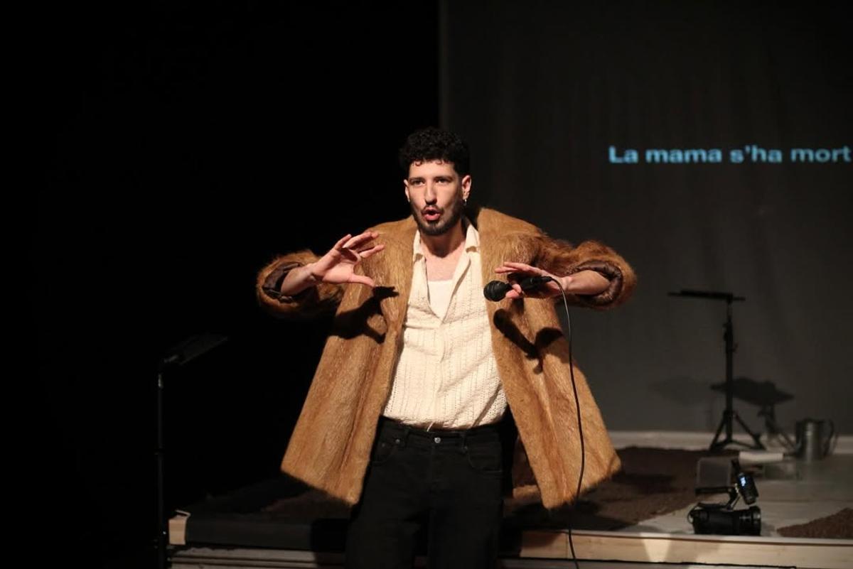 L’actor figuerenc Joan Marmaneu, en una de les escenes de l’obra 'Com es moren els ocells', d’Oriol Morales.