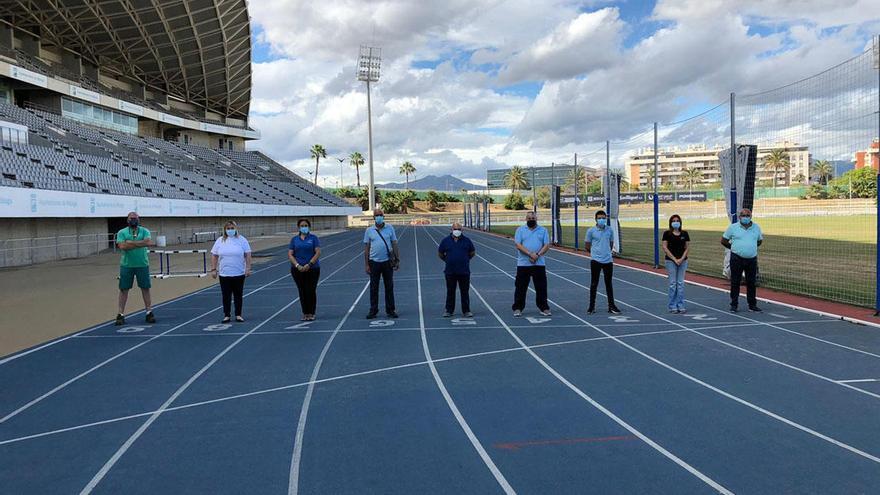 Los nueve trabajadores del estadio, esta semana, en la pista del estadio de atletismo.