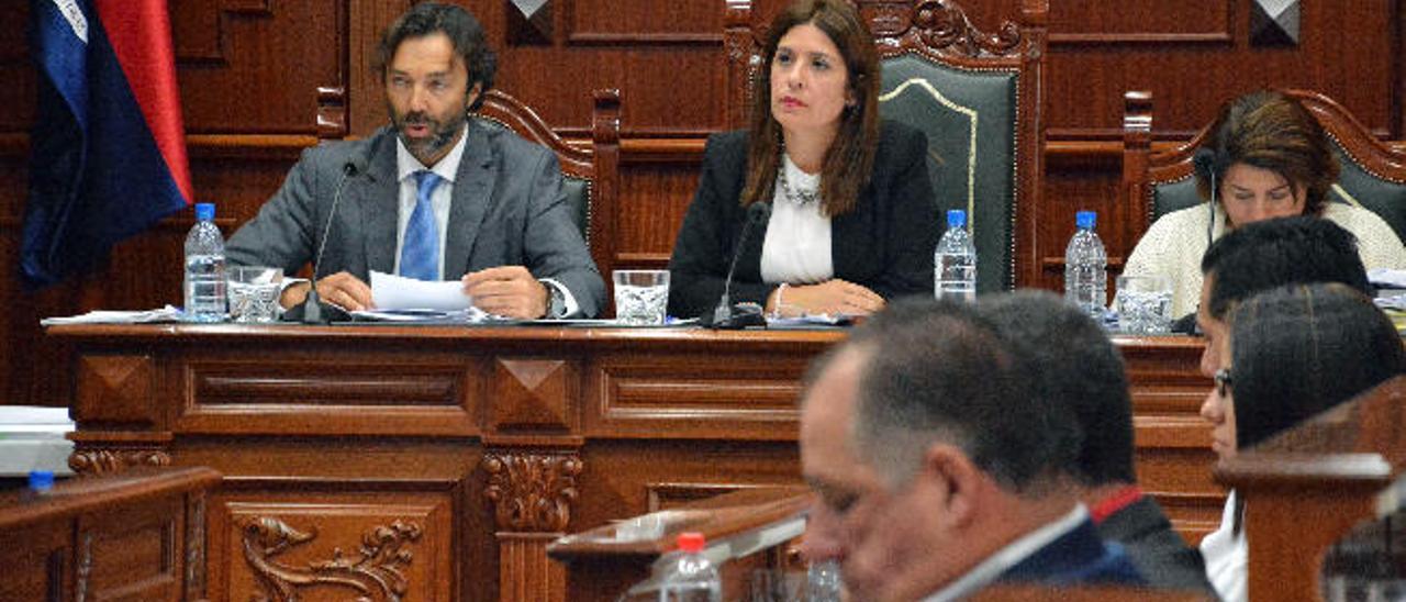 Carmen Hernández junto al secretario y la interventora.