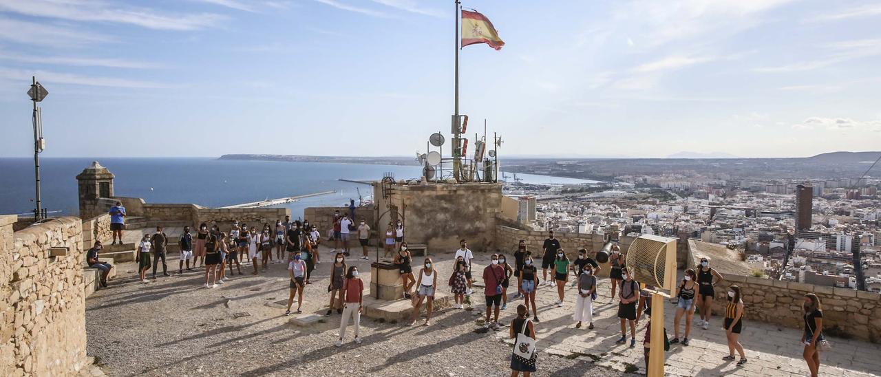 Un grupo de Erasmus en el Castillo de Santa Bárbara de Alicante