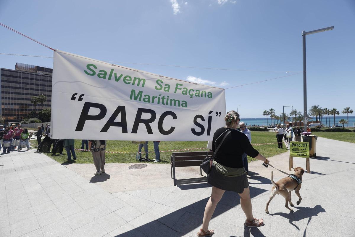 La pancarta reivindicando el parque.