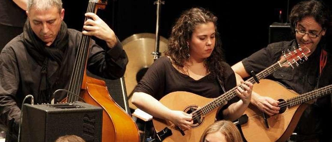 Rodrigo Romaní, arriba á esquerda, tocando con Son de Seu. // FdV