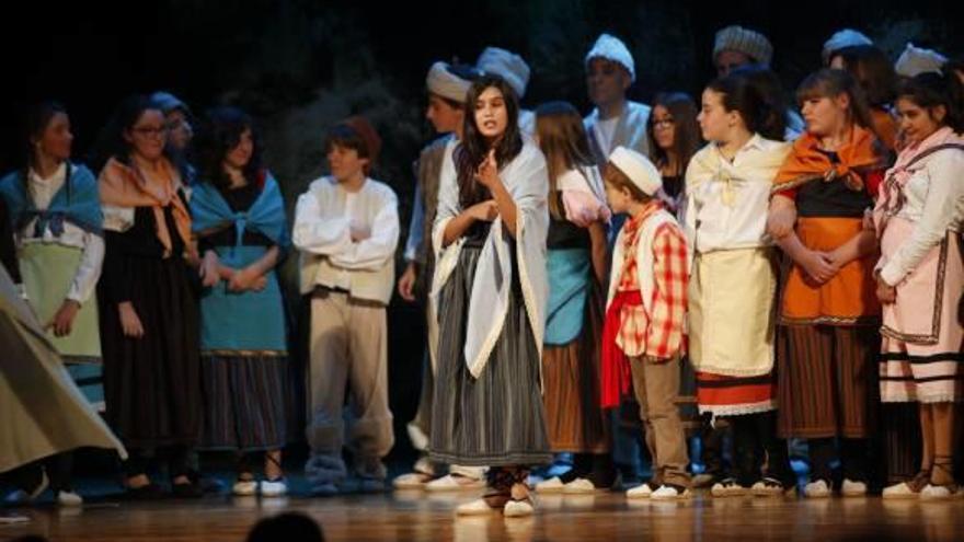 Doscientas personas representan la «Cuna del Mesías» en el Teatro Salesiano