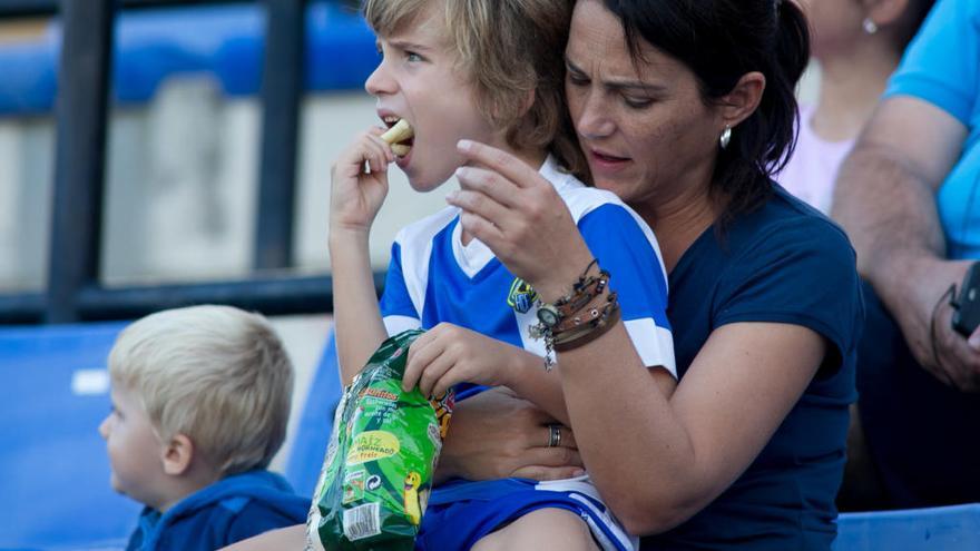 Un niño, con la camiseta del Hércules, en el Rico Pérez.