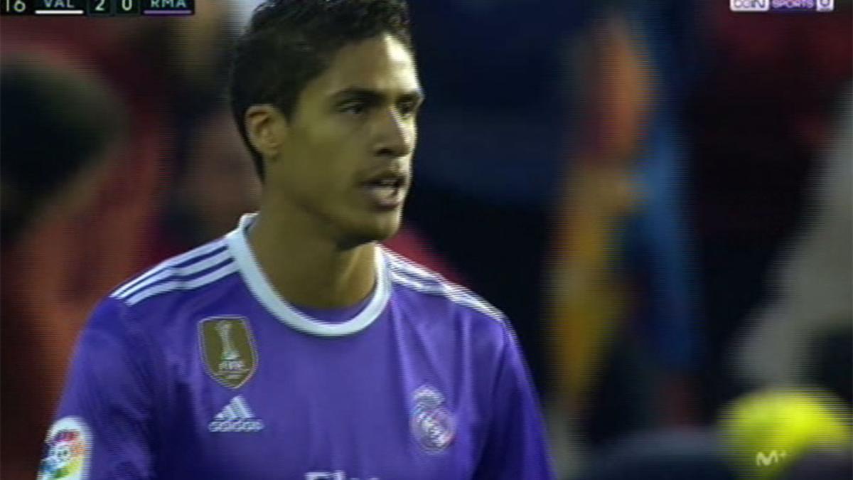 Raphael Varane será baja ene l Real Madrid durante el mes de abril por una lesión muscular