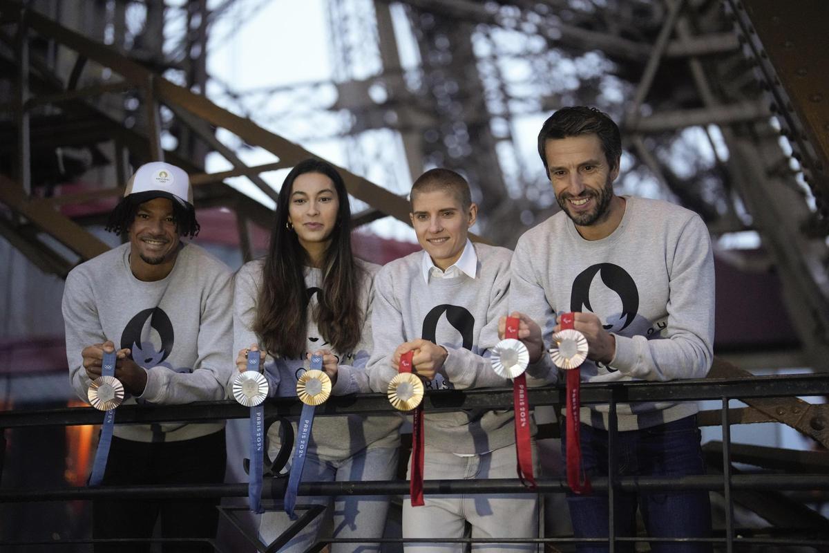 París 2024 presenta sus medallas en la Torre Eiffel