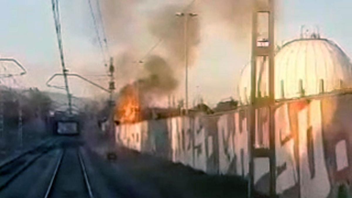 Incendio cerca de las vías del tren en Montornès.