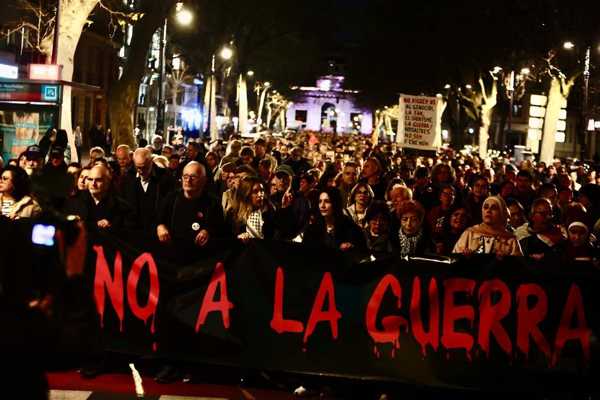 Manifestantes recorren las calles de València en la protesta por la guerra en Oriente Medio